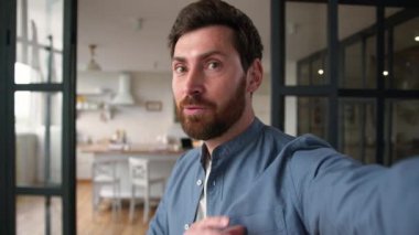 Web kamerası bakış açısı mutlu Kafkasyalı baba adam baba kiracı konuşan orta yaşlı blogcu evde kaygısız erkek ebeveyn blogunda video kaydediyor.