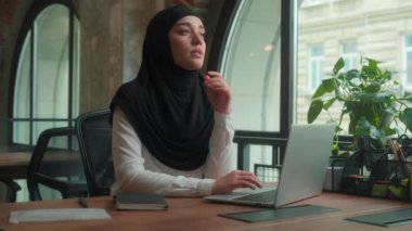 Müslüman İslami kadın tesettürlü, üzgün, üzgün, tesettürlü, ofis çalışanı, bilgisayarlı, bilgisayarlı, bilgisayarlı, bilgisayarlı, bilgisayarlı, tesettürlü bir kız.