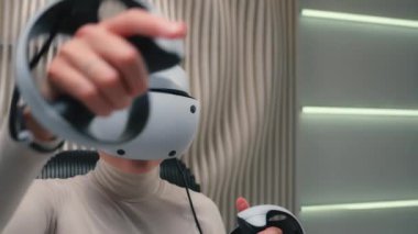Geleceğin teknolojisi 3D siber siber simülasyon beyaz kadın oyuncu VR gözlüklü oyun kasklı sanal artırılmış gerçekliği fütüristik uzay modern metaevreninde online video oyunu oynuyor.