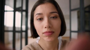 Beyaz tenli kadın bayan bayan gülümseme webcam görüntüsü POV cep telefonu ekranı dokunuşu kayan kaydıraklı fotoğraf akıllı telefon ekranında sosyal medya bağımlılığı aleti dokunmatik ekranı kullanıyor.