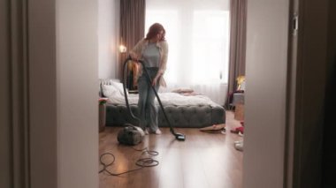 Kafkasyalı kadın kaygısız bayan ev kadını ev sahibi ev sahibi ev hanımı elektrikli süpürge dansçısı yatak odası müziğinde dans ederken eğlenceli ev işleri eğlenceli dans yerleri süpür