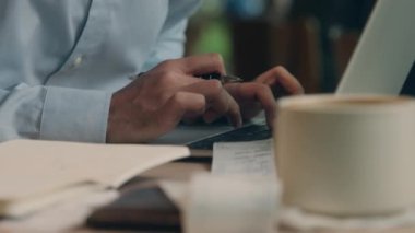 Çok görevli işadamı Hintli Arap erkek girişimci Kafe 'de aşırı stresli iş adamı Bilgisayarda yazarken cep telefonu sohbeti faturaları yönetme sorunu yaz