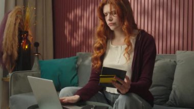 Kafkasyalı kadın kiracı, internet üzerinden alışveriş yapan ev kiracılarının kredi kartı borçlarını ödüyor. Bilgisayarların ödeme işlemlerini karıştırıyor. Üzüntülü, üzgün, kız, internet bankası uygulaması satın alma sorunu yaşıyor.