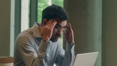 Arap adam, Hintli işadamı, kafeterya işadamı, müşterisi, kötü haber dizüstü bilgisayarlı e-posta, üzgün kriz, iflasın eşiğinde, bilgisayar dolandırıcılığı...