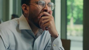 Yorgun, bıkkın iş adamı Hintli, Arap, erkek, iş adamı, serbest çalışan, öğrenci, not defteri, uykusuz, yorgun, uykusuz, kahve içemeyen, enerji dolu kafede sabah kahvesi yazan.