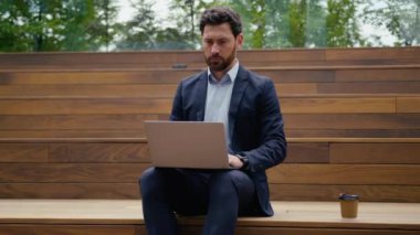 İşadamı, Kafkasyalı işveren, serbest çalışan, mimar, erkek işadamı, bilgisayar, bilgisayar, e-posta, sohbet, e-posta, internet arama verileri.