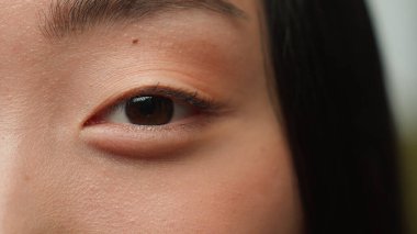 Aşırı derecede yakın kadın koyu renk gözler Asyalı kız Koreli Çinli sağlıklı Japon kadın göz alıcı iris göz kırpması göz kırpma bakışları güzellik yüz estetiği