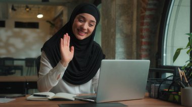 Arap İslami Müslüman kadın mutlu kız arkadaş canlısı iş kadını danışman video görüntüsü laptop görüşmeleri bilgisayar iletişimi merhaba internet konferansı sohbet ofisi