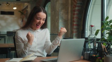 Mutlu, neşeli, heyecanlı, beyaz, kadın, iş kadını, zafer kazanan iş kadını. İş başarısı çığlığı at. Çevrimiçi sınavda başarılı ol diye bağır.