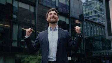 Heyecanlı iş adamı zengin adam kazanan erkek girişimci mutlu iş adamı yatırımcı başarıyı kutluyor gayrimenkul zaferini kazan harika haberler kazan açık havada kutlama için mutluluk şehri kirala