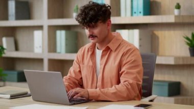 Kafkasyalı iş adamı ofis çalışanı mutlu iş adamı serbest çalışan iş adamı yönetici erkek işveren şok olmuş bilgisayar ekranına bak sürpriz bir şekilde başarılı bir iş teklifi online bahis