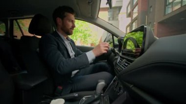Yeni arabadaki beyaz adam, otomobil sahibi, mutlu iş adamı, şoför, alıcı, şehir kredisi otomobil sigortası nakliye satışı ile modern lüks elektrikli araç test sürüşü satın aldı.
