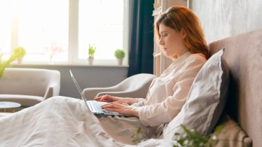 Teknoloji interneti ve insanlar, Kafkasyalı kız öğrenci, serbest yazar, serbest yazar, iş kadını, dizüstü bilgisayarlı kadın iş kadını ev bilgisayarının uzaktan kumandasında yatıyordu.