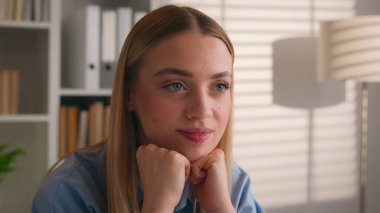 Düşünceli düşüncelere dalın. Düşünceli sakin iş portresi Kafkasyalı hayalperest kadın ofiste çalışan iş kadını kadın yüz yöneticisi kütüphanede rüya gören öğrenci kız olduğunu düşünün.