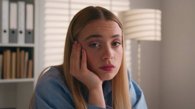 Kapatın üzgün, hoşnutsuz, kafası karışmış kadın portresi. Stresli, canı sıkkın, Kafkasyalı bir kız. Ofis işleri çalışmasından hayal kırıklığına uğramış.