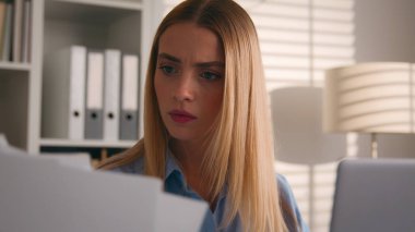 Öfkeli Kafkasyalı kadın kullanıcının ofis bilgisayarında dizüstü bilgisayar kullanması şoke olmuş bilgisayar sorunu gösteriyor ki online olarak hangi şok hatası genç iş kadınının hatasıydı.