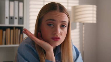 Kapatın üzgün, hoşnutsuz, kafası karışmış kadın portresi. Stresli, canı sıkkın, Kafkasyalı bir kız. Ofis işleri çalışmasından hayal kırıklığına uğramış.