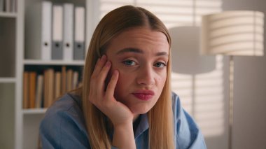 Kapatın üzgün, hoşnutsuz, kafası karışmış kadın portresi. Stresli, canı sıkkın, Kafkasyalı bir kız. Ofis işleri çalışmasından hayal kırıklığına uğramış.