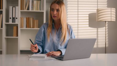 Kafkasyalı kadın yazar, kütüphanede öğrenci, öğrenci, öğrenci, öğrenci, öğrenci, iş kadını, iş kadını, hoşnutsuz notlar yazma, hoşnutsuz hatalar yapma, düşünceli, düşünceli, düşünceli, düşünceli, yazar.