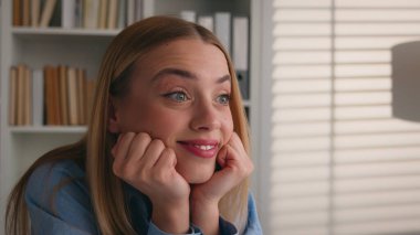 Mutlu, heyecanlı, heyecanlı, beyaz, güzel haberlerle sevinen genç kadın haykırarak haykırarak haykırarak inanılmaz bir fırsat elde et. İş kadını ofise geldi ve tepkisini kazandı.