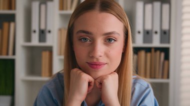 Hareketli kareyi çek. Kafkasyalı sakin bir iş portresi hayal et. Ofiste hayalperest bir kadın var.