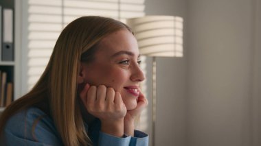 Mutlu beyaz kadın hayal kuruyor masa kütüphanesinde oturuyor ofis ofis ofis bayan işkadını ilham verici iş kadını gülümseme planlama mutluluk rüyası molası