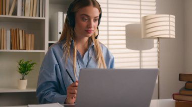 Beyaz kız öğrenci online ders konferansı videosu okuyor. Laptop bilgisayar hocasını ara. Ödev yazan kız çocuğu uzaktan eğitim. Sınav için e-öğrenme.