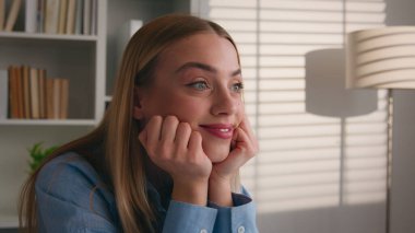 Mutlu beyaz kadın hayal kuruyor masa kütüphanesinde oturuyor ofis ofis ofis bayan işkadını ilham verici iş kadını gülümseme planlama mutluluk rüyası molası