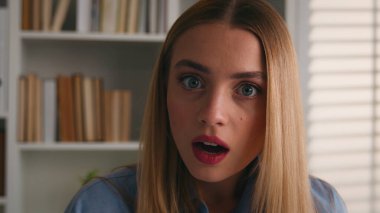 Kapalı kapılar ardında çalışan harika bir kadın iş kadını beyaz iş kadınını şaşırttı. Duygusal tepki verdi. Harika haberler.