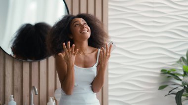 Akıllı telefon başarısıyla heyecanlı bir kadın. Harika haberler. Mutlu Afrikalı Amerikalı kız cep telefonu zaferi.