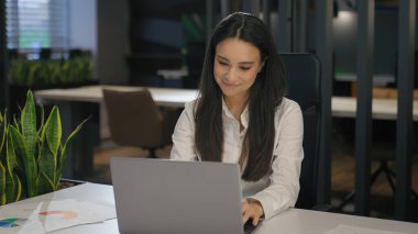 Başarılı, mutlu, mutlu, gülümseyen, beyaz, beyaz, iş kadını, ofis çalışanı, yönetici, sekreter, gülümseyen, iş kadını, iş kadını, bilgisayarlı, bilgisayarlı sohbet istemcisi.