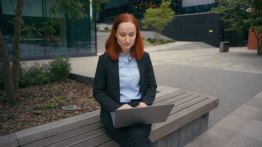 Uzak yönetici internet satış işkadını işkadını girişimci danışman danışman video konferans hattı uzak müzakere hattı şehir bankında dizüstü bilgisayarla