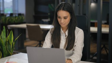 Başarılı, mutlu, mutlu, gülümseyen, beyaz, beyaz, iş kadını, ofis çalışanı, yönetici, sekreter, gülümseyen, iş kadını, iş kadını, bilgisayarlı, bilgisayarlı sohbet istemcisi.