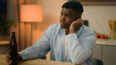 Sarhoş alkolizm bağımlısı Afrikalı Amerikalı etnik erkek çift ırklı erkek akşamları evde bira içiyor. Sorunların sıkıntılı olduğunu düşünüyor. Stres bozukluğunu altüst ediyor.
