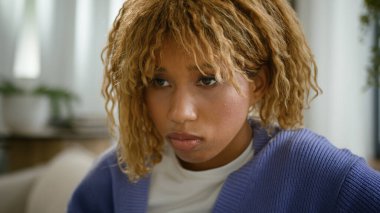 Gençlik sorunu üzgün Afrikalı Amerikalı kadın umutsuzluğu vurguladı endişeli endişeli kız evde endişeli kadın sorun yaşıyor sağlık eğitiminde sorun yaşıyor planlanmamış hamilelik mutsuzluğu