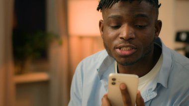 Öfkeli, öfkeli, sinirli, sinirli, stresli, Afrikalı, Amerikalı, evde tartışan, tartışan, cep telefonu tartışması, telefon görüşmesi, kötü ilişki, bağırma, tartışma, tartışma, kavga.