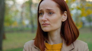 Düşünceli üzgün olumsuz duygu Kafkasyalı kadın kadın kadın düşünmek sorun çözümü üzerinde kafa yormak depresyon dışındaki sonbahar parkı stresi mevsimsel kötü ruh hali sorunu randevusu hayal kırıklığını yok eder