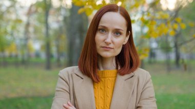 Kafkasyalı, kendine güvenen, güçlü, güçlü, güçlü, kadın, iş kadını, iş kadını, sevgili, alıngan, model, sonbahar parkında poz veren feminizm.