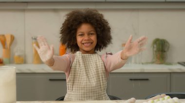 Afro-Amerikan mutlu, gülümseyen, mutlu, mutlu, etnik, küçük bir aile, evlat edinilmiş, önlüklü bir çocuk, gülümsüyor, gülümsüyor.