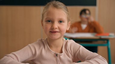 Kafkas zeki, mutlu, küçük kız okulu sınav ödevi notlar yazma dersini öğrenin, çocuk, çocuk, çocuk, ilköğretim öğrenciliği öğrenin, masa başında gülümseyen bir şekilde.