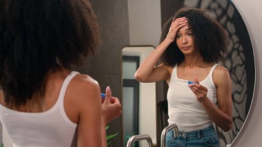 Endişeli, endişeli, endişeli, Afrikalı, Amerikalı bir kadın. Hamile, hamile, istenmeyen hamilelik, planlanmamış hamilelik, üzgün, kafası tutulan bir kadın.