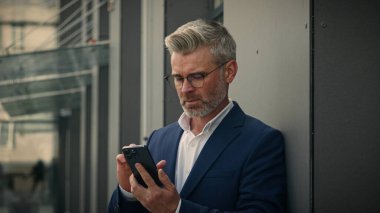 Kafkasyalı üst düzey kızgın iş adamı, konuşan telefon anlaşmazlığı tartışması, sinirli, olgun iş adamı, konuşmayı kes, akıllı telefon görüşmesini kes.