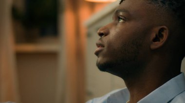 Bağımlı üzgün Afrikalı Amerikalı depresif stresli adam üzgün, sorunlu, etnik erkek, bağımlı, zihinsel, kötü alışkanlık, ev yapımı, sağlık sorununu kaybetmiş, yalnız başına acı çekiyor.