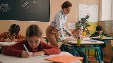 Sınıf ders çocukları, sınıfta öğrenim gören bayan öğretmen, yürüyüş yapan öğretmen, küçük çocuk, el ele tutuşan çocuk, soru soran çocuk, cevap veren, öğrenen, konuşma eğitimi alan.
