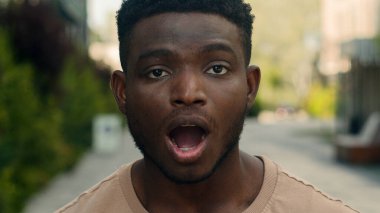 Duygusal Afrikalı Amerikalı adam şaşkınlıkla karşılandı. Çift ırklı etnik merak, ağzı kapalı adamı şok etti. Şok geçirdi.