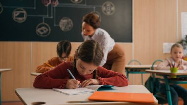 Çocuklar ders çocuklar kadın öğretmen yürüyüşü öğreniyor çocuk çocuk çocuk yetiştirmeyi öğretiyor el ele tutuşun görev kontrolü dersi alın konuşma ilköğretim yazmayı öğrenin