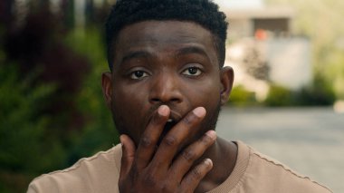 Duygusal Afrikalı Amerikalı adam şaşkınlıkla karşılandı. Çift ırklı etnik merak, ağzı kapalı adamı şok etti. Şok geçirdi.