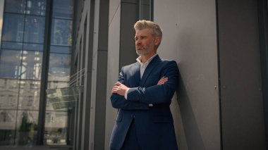 Gülümseyen yaşlı beyaz adam olgun, orta yaşlı, erkek, işveren, işveren, iş adamı, mutlu mesut kabul ediyor.