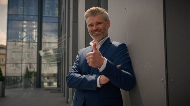 Gülümseyen yaşlı beyaz adam olgun, orta yaşlı, erkek, işveren, işveren, iş adamı, mutlu mesut kabul ediyor.