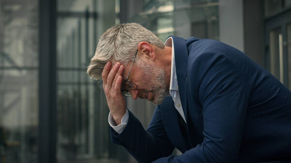 Кавказский старый старший бизнесмен чувствует себя плохо плохо плохо расстроен зрелый бизнесмен подчеркнул стресс среднего возраста отчаяние работодателя в городе на открытом воздухе, чувствуя головную боль мигрень страдание проблема снять очки